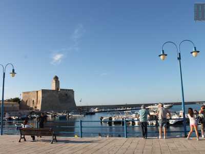 Villanova � � la frazione principale della marina di Ostuni. La sua importanza � dovuta soprattutto alla presenza del porticciolo, gi� presente in et� medievale, su cui risalta la torre-faro di origine angioina